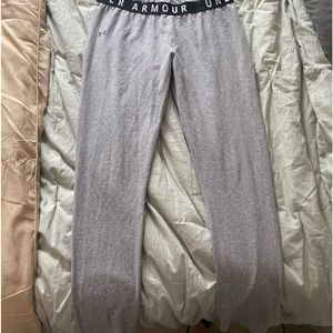 Light grey under armour legging